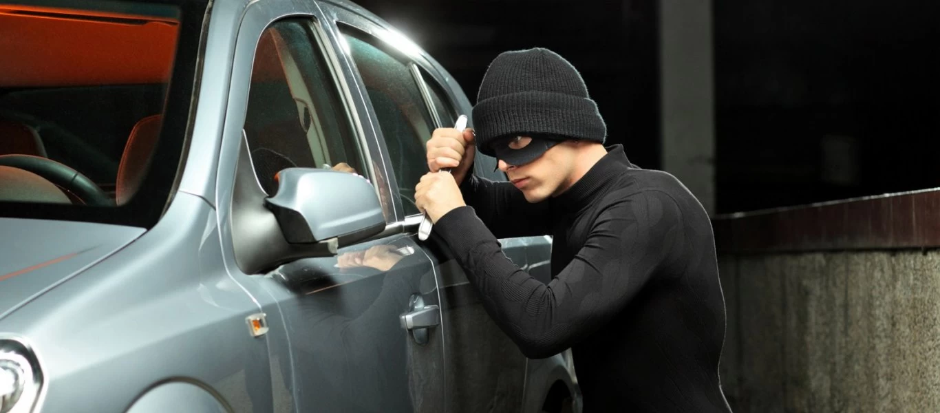 Πάτρα: Οι κινήσεις των δραστών που κάνουν απόπειρα διάρρηξης αυτοκινήτου (βίντεο)